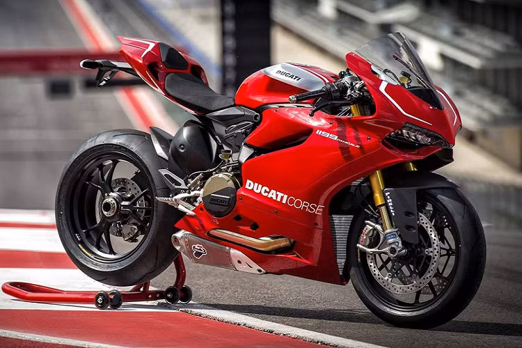 Được tạo ra với mục đích chiến thắng giải World SBK, Ducati Panigale RR được trang bị khối động cơ 1.198 cc, mức xy-lanh tối đa được phép tham dự giải World SBK. Trong một sự kiện chạy thử của tạp chí Road &amp; Track, Panigale RR với sự hỗ trợ của ống xả đua dễ dàng đạt được công suất 202 mã lực, vận tốc tối đa 325 km/h.