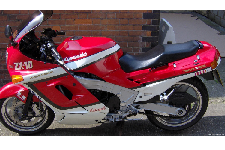 Được phát triển từ GPZ900R, Kawasaki Tomcat ZX10 có sự đột phá mạnh mẽ với piston nhẹ hơn và tỉ số nén cao hơn. Ngoài ra, khung sườn của ZX10 đời đầu là khung sườn được làm từ vật liệu nhôm. ZX10 đời đầu sử dụng động cơ 997 cc, DOHC, làm mát bằng dung dịch, công suất 135 mã lực.