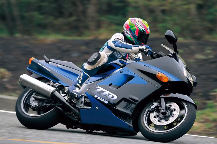 Sau sự thành công của dòng Tomcat ZX10, Kawasaki tiếp tục giới thiệu đến khách hàng mẫu sport-bike ZZ-R1100 vào năm 1999. Sức mạnh của ZZ-R1100 đã được nâng cấp lên nhờ khối động cơ 1.052 cc, đạt 145 mã lực. Bên cạnh đó, thiết kế xe cũng mang tính khí động học hơn, giúp chiếc dễ dàng cán mốc 283 km/h.