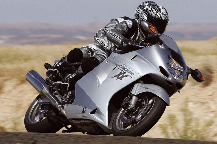 Sau nhiều năm bị Kawasaki thống trị, Honda quyết định nhảy vào cuộc chơi của những khối động cơ khổng lồ, kết quả là CBR1100XX Super Blackbird ra đời. Chiếc xe được trang bị nhiều công nghệ hiện đại vào thời đó như phun xăng điện tử PGM FI. Động cơ ban đầu của CBR1100XX có công suất 132 mã lực nhưng đã được thay đổi và đạt được 137 mã lực.