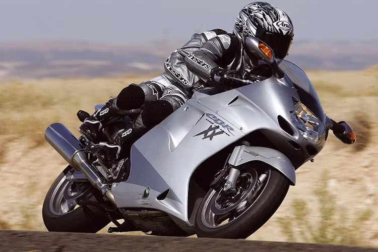 Sau nhiều năm bị Kawasaki thống trị, Honda quyết định nhảy vào cuộc chơi của những khối động cơ khổng lồ, kết quả là CBR1100XX Super Blackbird ra đời. Chiếc xe được trang bị nhiều công nghệ hiện đại vào thời đó như phun xăng điện tử PGM FI. Động cơ ban đầu của CBR1100XX có công suất 132 mã lực nhưng đã được thay đổi và đạt được 137 mã lực.