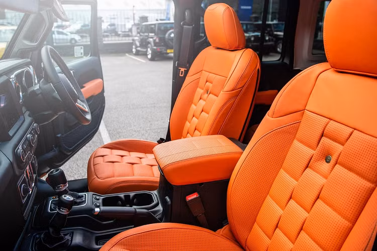 Đó là một cái giá đắt hơn đáng kể so với một chiếc Jeep Wrangler tiêu chuẩn vốn có giá khởi điểm 28.295 USD (tương đương 655 triệu đồng).