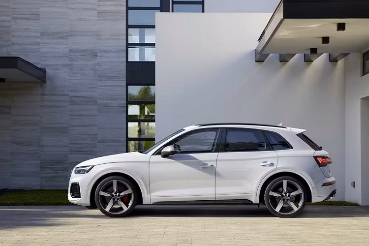 Cụm đồng hồ cũng được thay thế bằng màn hình điện tử, có kích thước 12,3 inch với các kiểu hiển thị thông tin khác nhau gồm Dynamic, Sport và Classic, chế độ Vorsprung đặc biệt hiển thị thêm một số các thông tin quan trọng khác thông qua hệ thống hắt kính.