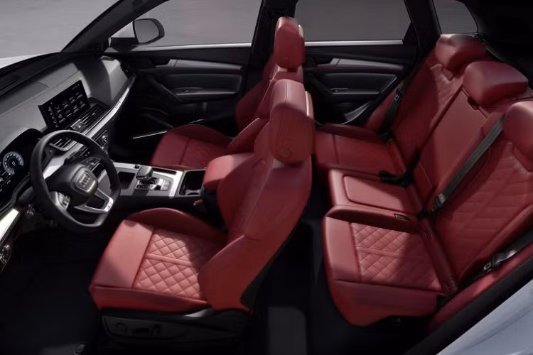 Bên trong, khoang lái của Audi SQ5 TDI 2021 được bọc da tự nhiên hoặc da nhân tạo, ghế ngồi chỉnh điện với logo S được dập nổi trên tựa đầu, ốp bệ cửa phát sáng, chỉ khâu tương phản trên ghế và vô-lăng, ốp nhôm xước cũng là trang bị tiêu chuẩn. Khách hàng có thể tùy chọn thêm nhiều vật liệu ốp khác, bao gồm cả sợi carbon, ghế ngồi có thể bọc da Nappa và có thể có thêm tùy chọn massage.