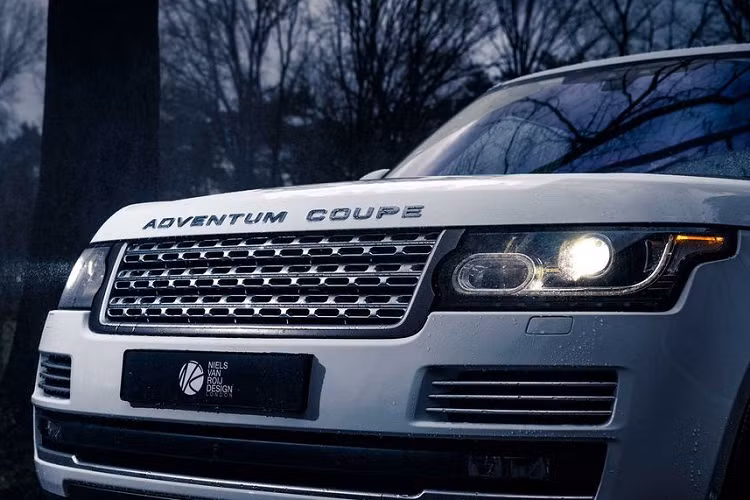 Chiếc Adventum Coupe đầu tiên xuất hiện với lớp sơn Trắng Arctic trong khi khoang cabin bọc da nổi bật với tone màu đỏ đậm. Ở khoang thứ hai, nhà sản xuất bố trí hai bộ ghế hạng A với khả năng điều chỉnh hướng hoàn toàn bằng điện.