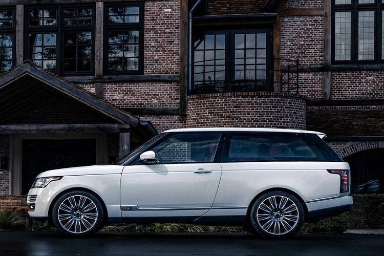 Đầu tiên, Range Rover Adventum Coupe sở hữu phần thân xe bằng nhôm, được chế tác thủ công với các thay đổi từ phần trụ A tới khu vực phía sau. Trong khi đó, phần nắp capo, các ốp bánh xe hay khu vực cốp vẫn sử dụng thiết kế nguyên bản. Ngoài ra, với 2 cánh cửa cỡ lớn, chiếc xe sẽ tạo không gian rộng rãi hơn cho hành khách khi bước vào hàng ghế thứ hai.