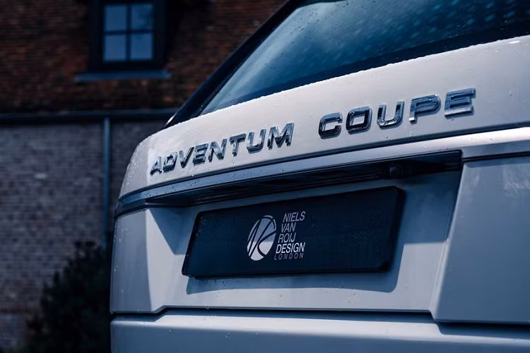 Giá xe Range Rover Adventum Coupe khởi điểm từ 270.000 Euro (tương đương khoảng 6,98 tỷ đồng), chưa bao gồm thuế và các chi phí liên quan khi người mua muốn cá nhân hóa. Quá trình xây dựng sẽ cần ít nhất 6 tháng để hoàn thiện mỗi chiếc xe.