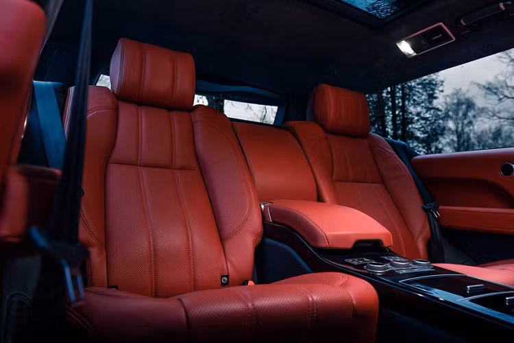 Tuy nhiên nếu chưa ưng ý với phong cách này, Niels van Roij Design sẽ làm việc trực tiếp với từng khách hàng để tạo ra một phối màu độc đáo cho chiếc xe. Cụ thể hơn, công ty Hà Lan sẽ cung cấp mọi tùy chọn về màu sắc ngoại – nội thất, hay các chất liệu hoàn thiện bên trong khoang cabin tới khách hàng. Người mua thậm chí còn có thể thay đổi một số chi tiết body của xe.