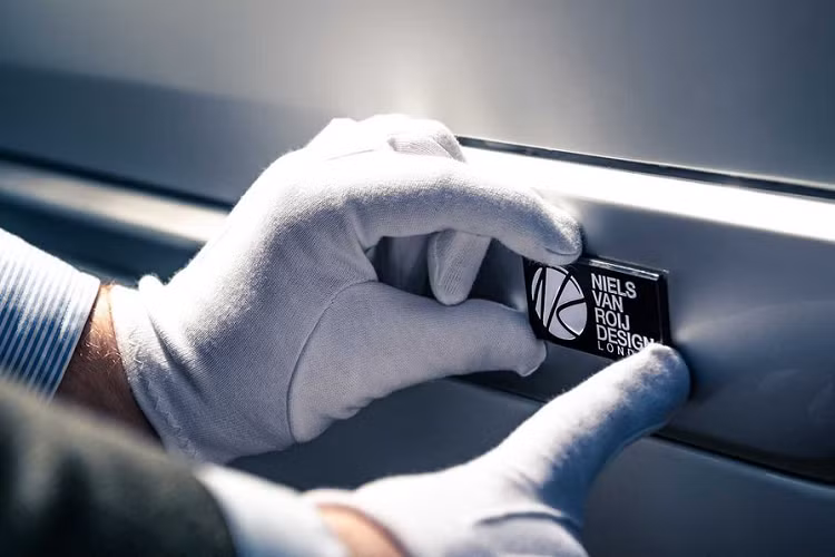 Về Range Rover SV Coupe, mẫu xe được Land Rover giới thiệu lần đầu tại Triển lãm ôtô Geneva 2018 với kế hoạch sản xuất ban đầu chỉ 1000 chiếc, đi kèm với giá bán 295.995 USD (6,86 tỷ đồng).