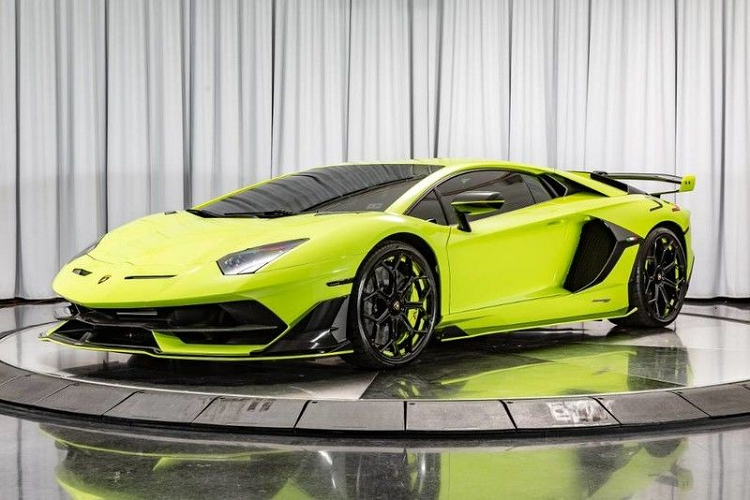 Cụ thể, hãng siêu xe Lamborghini có bộ phận Ad Personam chuyên lắng nghe yêu cầu của khách hàng về những tuỳ chọn từ lớn cho đến nhỏ. Bộ phận cá nhân hoá này từng tạo ra màu sơn Verde Singh, bộ áo được thửa riêng dành cho đại gia Kris Singh, một khách hàng đặc biệt của hãng nhưng sau này, hãng siêu xe Ý đã lấy màu này với tên gọi Verde Themis và áp dụng cho các siêu xe của mình khi có yêu cầu từ khách hàng.