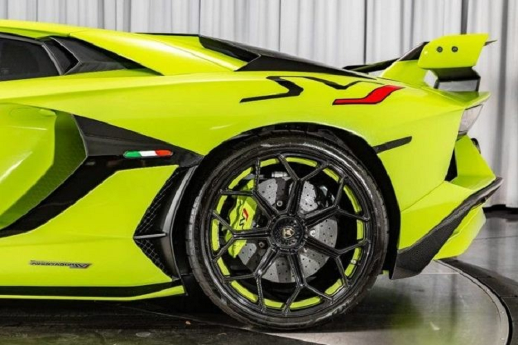 Sẽ có rất hiếm siêu xe Lamborghini Aventador SVJ trên thế giới mang mã màu sơn Verde Themis. Đây là 1 trong những màu sơn tuỳ chọn xuất hiện trên Lamborghini Aventador SVJ, trước đó, siêu phẩm này từng có nhiều màu độc khác như Blu Glauco, Verde Artemis, Verde Ermes, Viola Ashifa hay Blu Hal.