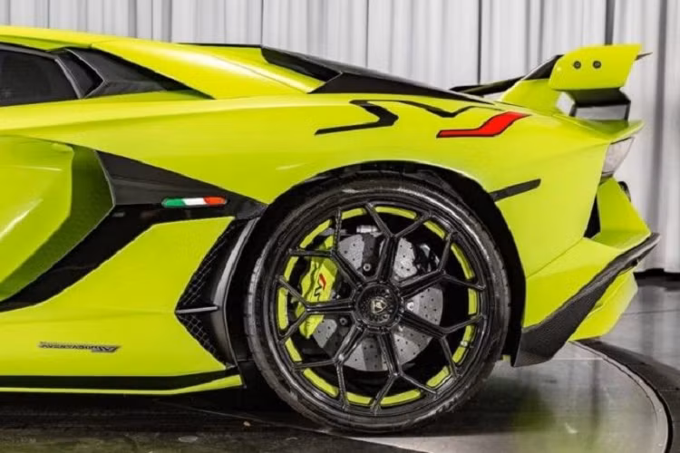 Sẽ có rất hiếm siêu xe Lamborghini Aventador SVJ trên thế giới mang mã màu sơn Verde Themis. Đây là 1 trong những màu sơn tuỳ chọn xuất hiện trên Lamborghini Aventador SVJ, trước đó, siêu phẩm này từng có nhiều màu độc khác như Blu Glauco, Verde Artemis, Verde Ermes, Viola Ashifa hay Blu Hal.