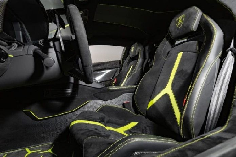 Chiếc siêu xe Lamborghini Aventador SVJ màu độc trong bài viết này có số lượng sản xuất hạn chế 963 chiếc trên toàn thế giới được khoác bộ áo Verde Themis rất nổi bật và lôi cuốn.