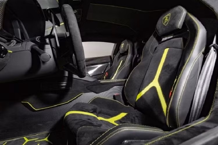 Chiếc siêu xe Lamborghini Aventador SVJ màu độc trong bài viết này có số lượng sản xuất hạn chế 963 chiếc trên toàn thế giới được khoác bộ áo Verde Themis rất nổi bật và lôi cuốn.