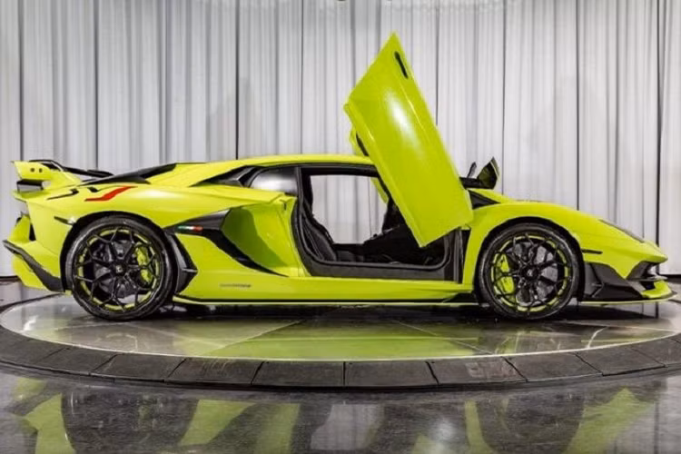 Trên toàn thế giới có 963 chiếc siêu xe Lamborghini Aventador SVJ được sản xuất, 900 chiếc thuộc bản tiêu chuẩn và 63 chiếc bản đặc biệt với các tuỳ chọn carbon và logo 63. Hiện đã có một chiếc đã xuất hiện tại Việt Nam, giá xe Lamborghini Aventador SVJ chưa được hé lộ.