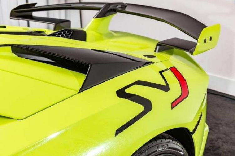 Vẻ đẹp của siêu phẩm Lamborghini Aventador SVJ mang màu sơn Verde Themis.