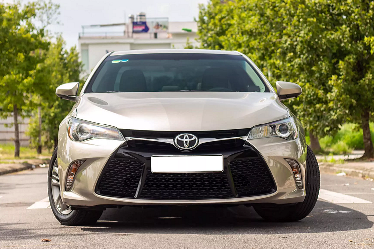 Ngoại thất của Toyota Camry thế hệ thứ 7 mang thiết kế thon gọn hơn so với thế hệ trước đó. Ở phiên bản SE cao cấp, xe sở hữu cụm lưới tản nhiệt cỡ lớn được chia làm 3 mảng sơn màu đen bóng.