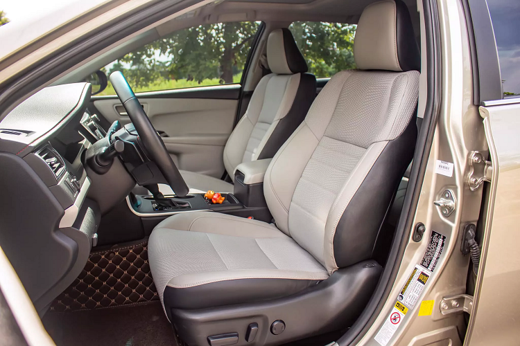 Tại thời điểm năm 2015, một chiếc Camry SE 2015 sau khi nhập về đóng đủ các loại thuế phí có giá không dưới 85.000 USD, theo tỷ giá tại thời điểm đó thì chiếc sedan hạng D của Toyota có giá bán khoảng 1,8 tỷ đồng, mức giá tiệm cận cả xe sang.