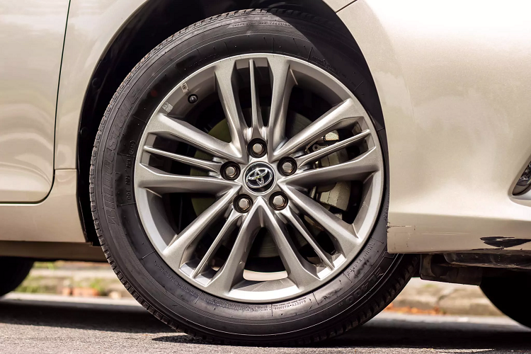 Làm một chút so sánh, tại thời điểm năm 2015, giá bán của một chiếc sedan hạng sang cỡ trung Mercedes-Benz E200 (W212 facelift) là 1,939 tỷ đồng. Mặc dù mang “mác” xe phổ thông, nhưng giá bán của Camry nhập Mỹ thực sự chỉ phù hợp với những khách hàng có điều kiện kinh tế khá giả.