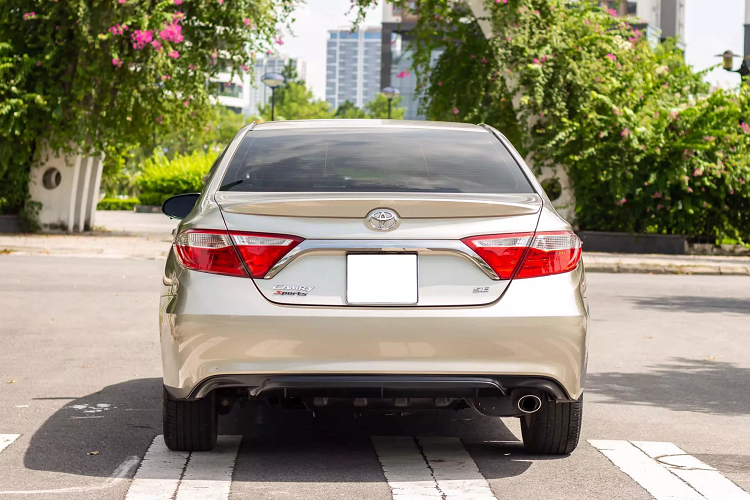 Khác với thế hệ Camry thế hệ thứ 6 nhập Mỹ (XV40; 2006 – 2013) được đưa về nước cách đây hơn 10 năm với số lượng đông đảo, hiện đang được chào bán với giá tầm 500 – 700 triệu đồng (tùy vào tình trạng xe). Camry thế hệ thứ 7 này là một lựa chọn xe đã qua sử dụng nhưng đời cao hơn, dẫu vậy số lượng xe nhập về không nhiều bằng thế hệ thứ 6.