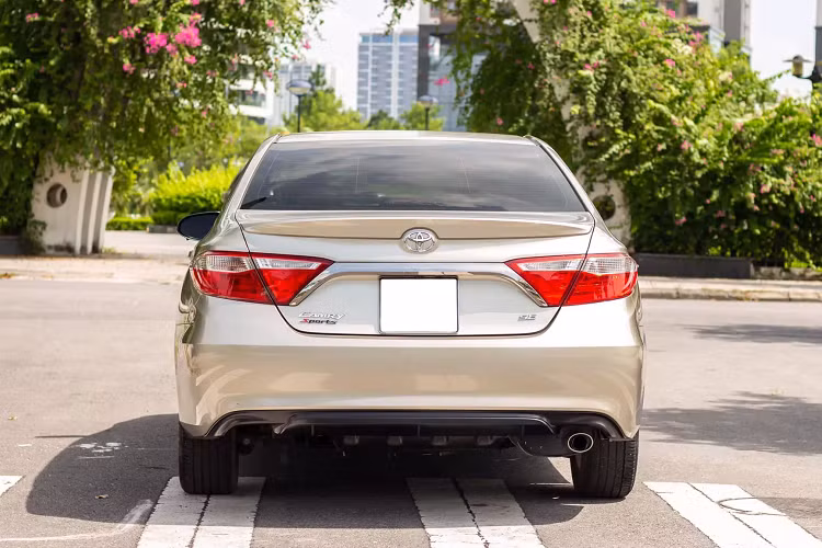 Khác với thế hệ Camry thế hệ thứ 6 nhập Mỹ (XV40; 2006 – 2013) được đưa về nước cách đây hơn 10 năm với số lượng đông đảo, hiện đang được chào bán với giá tầm 500 – 700 triệu đồng (tùy vào tình trạng xe). Camry thế hệ thứ 7 này là một lựa chọn xe đã qua sử dụng nhưng đời cao hơn, dẫu vậy số lượng xe nhập về không nhiều bằng thế hệ thứ 6.