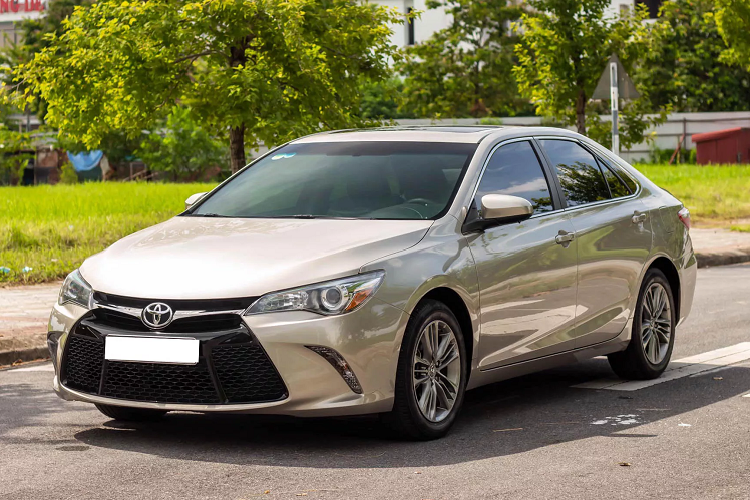 Toyota Camry phiên bản SE sử dụng động cơ 4cyl thẳng hàng dung tích 2.5L hút khí tự nhiên cho công suất tối đa 178 mã lực và mô-men xoắn cực đại 230 Nm. Sức mạnh được truyền xuống cầu trước (FWD) thông qua hộp số tự động 6 cấp (6AT).