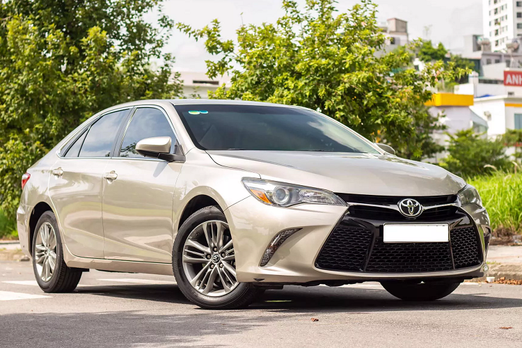 Với số tiền khoảng hơn 1 tỷ đồng để mua sedan hạng D, thì các khách hàng có rất nhiều sự lựa chọn xe mới như Kia Optima, Mazda6 hay Camry thế hệ mới nhập Thái. Tuy nhiên, nếu ưa thích xe nhập Mỹ, thì người dùng hoàn toàn có thể lựa chọn mua những chiếc Toyota Camry 2015 đời cũ đã qua sử dụng.