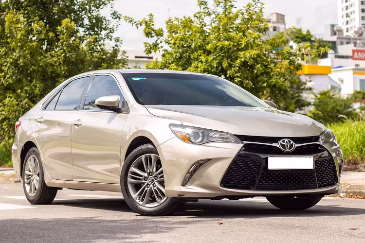 Với số tiền khoảng hơn 1 tỷ đồng để mua sedan hạng D, thì các khách hàng có rất nhiều sự lựa chọn xe mới như Kia Optima, Mazda6 hay Camry thế hệ mới nhập Thái. Tuy nhiên, nếu ưa thích xe nhập Mỹ, thì người dùng hoàn toàn có thể lựa chọn mua những chiếc Toyota Camry 2015 đời cũ đã qua sử dụng.