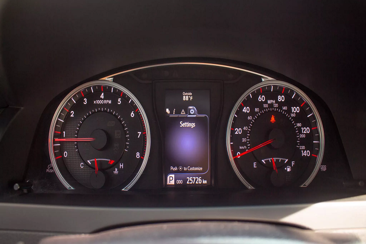 Chiếc Camry này thuộc phiên bản thể thao - SE đời 2015, theo thông tin rao bán, xe được đăng ký lần đầu vào năm 2018, đã lăn bánh được khoảng 25.00km hiện đang được chào bán với giá khoảng hơn 1 tỷ đồng. Tham khảo giá bán trên thị trường xe cũ, phiên bản Toyota Camry SE nhập Mỹ đời 2015 đã lăn bánh được khoảng 80.000km đang được chào bán với giá 1,150 tỷ đồng.