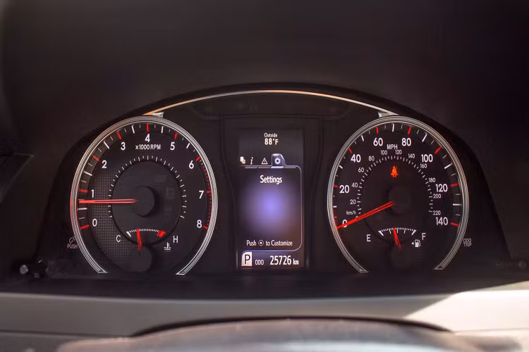 Chiếc Camry này thuộc phiên bản thể thao - SE đời 2015, theo thông tin rao bán, xe được đăng ký lần đầu vào năm 2018, đã lăn bánh được khoảng 25.00km hiện đang được chào bán với giá khoảng hơn 1 tỷ đồng. Tham khảo giá bán trên thị trường xe cũ, phiên bản Toyota Camry SE nhập Mỹ đời 2015 đã lăn bánh được khoảng 80.000km đang được chào bán với giá 1,150 tỷ đồng.