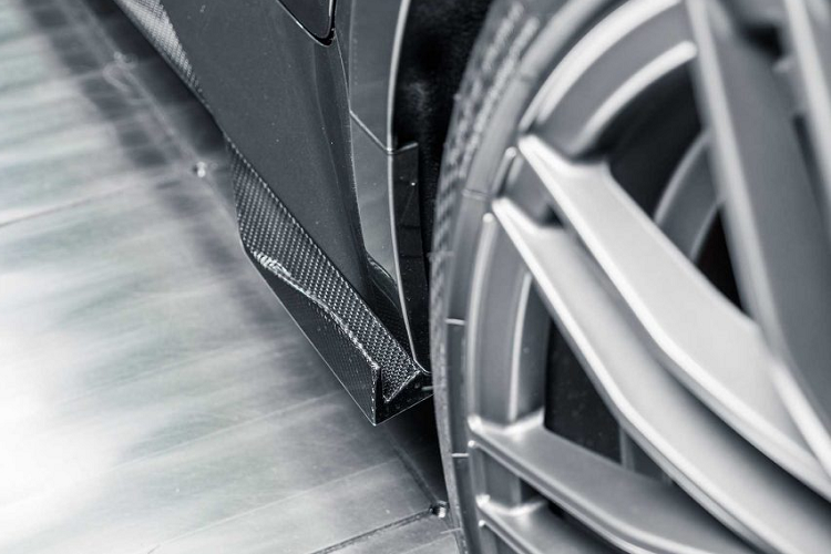 Những con số đáng này có được nhờ vào những nâng cấp màu ABT đã thực hiện ở bộ tăng áp, bộ tản nhiệt, phần mềm nâng cấp và bộ ống xả mới. Thông thường, Audi RS6 sẽ cần 3,6 giây để đạt 100 km/h, tuy nhiên, sau khi qua tay ABT Sportsline, chiếc xe chỉ cần 3,2 giây, tức ngang với Lamborghini Huracán, Audi R8 V10 hay thậm chí là Ferrari F12berlinetta.