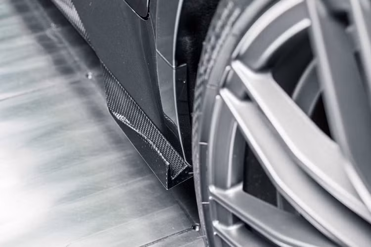 Những con số đáng này có được nhờ vào những nâng cấp màu ABT đã thực hiện ở bộ tăng áp, bộ tản nhiệt, phần mềm nâng cấp và bộ ống xả mới. Thông thường, Audi RS6 sẽ cần 3,6 giây để đạt 100 km/h, tuy nhiên, sau khi qua tay ABT Sportsline, chiếc xe chỉ cần 3,2 giây, tức ngang với Lamborghini Huracán, Audi R8 V10 hay thậm chí là Ferrari F12berlinetta.