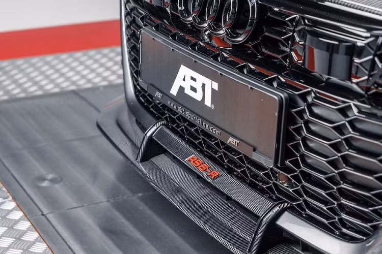 Cánh gió, ốp hông, ốp gương giúp tạo cho xe thêm sự hầm hố. ABT nâng cấp cho bản độ Audi RS6 mới hệ thống treo đặc biệt, giúp giảm trọng tâm, cùng với đó là bộ mâm đa chấu có kích thước 22 inch, được sơn màu xám mờ đẹp mắt.