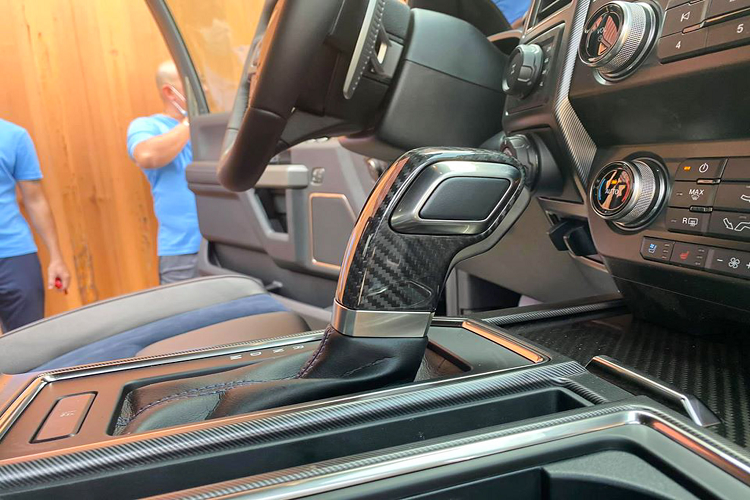 Chiếc Ford F-150 Raptor bản SuperCab về Việt Nam thuộc phiên bản 2020 mới nhất, so với F-150 Raptor phiên bản cũ, phiên bản mới này đã được hãng xe Mỹ đã nâng cấp tập trung vào hệ thống kiểm soát, hệ thống treo để cải thiện khả năng vận hành.