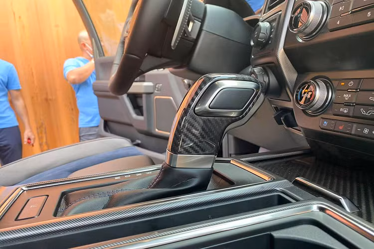 Chiếc Ford F-150 Raptor bản SuperCab về Việt Nam thuộc phiên bản 2020 mới nhất, so với F-150 Raptor phiên bản cũ, phiên bản mới này đã được hãng xe Mỹ đã nâng cấp tập trung vào hệ thống kiểm soát, hệ thống treo để cải thiện khả năng vận hành.