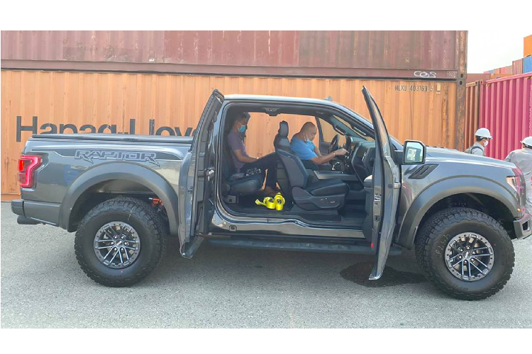 Ford F-150 Raptor còn sở hữu hệ thống kiểm soát New Trail Control mới khi xe hoạt động trên những với địa hình gồ ghề, hệ thống này sẽ tự động kiểm soát điều khiển động cơ tự động điều chỉnh mức mô-men xoắn và phanh phù hợp cho từng bánh xe riêng lẻ và người lái chỉ việc tập trung vào việc điều khiển xe. Hệ thống kiểm soát này có thể được kích hoạt ở tốc độ từ từ 1,6 đến 32km/h (1 mph đến 20 mph).