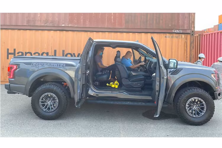 Ford F-150 Raptor còn sở hữu hệ thống kiểm soát New Trail Control mới khi xe hoạt động trên những với địa hình gồ ghề, hệ thống này sẽ tự động kiểm soát điều khiển động cơ tự động điều chỉnh mức mô-men xoắn và phanh phù hợp cho từng bánh xe riêng lẻ và người lái chỉ việc tập trung vào việc điều khiển xe. Hệ thống kiểm soát này có thể được kích hoạt ở tốc độ từ từ 1,6 đến 32km/h (1 mph đến 20 mph).