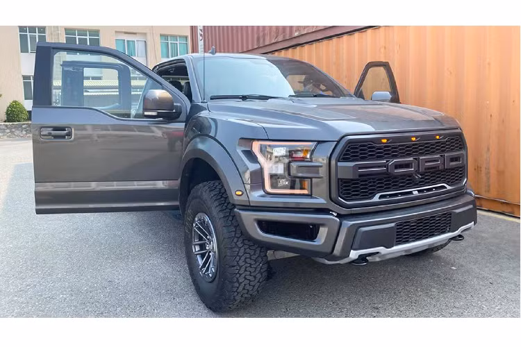 Tham khảo mức tại thị trường Mỹ, giá xe Ford F-150 Raptor SuperCab có mức khởi điểm từ 53.455 USD (khoảng 1,2 tỷ đồng) nhưng chiếc về Việt Nam trang bị đầy đủ "đồ chơi" như: ốp carbon nội thất, decal nắp ca-pô và thùng xe, mâm BeadLock, ghế thể thao recaro,... nên giá tại Mỹ lên khoảng 70.000 USD.