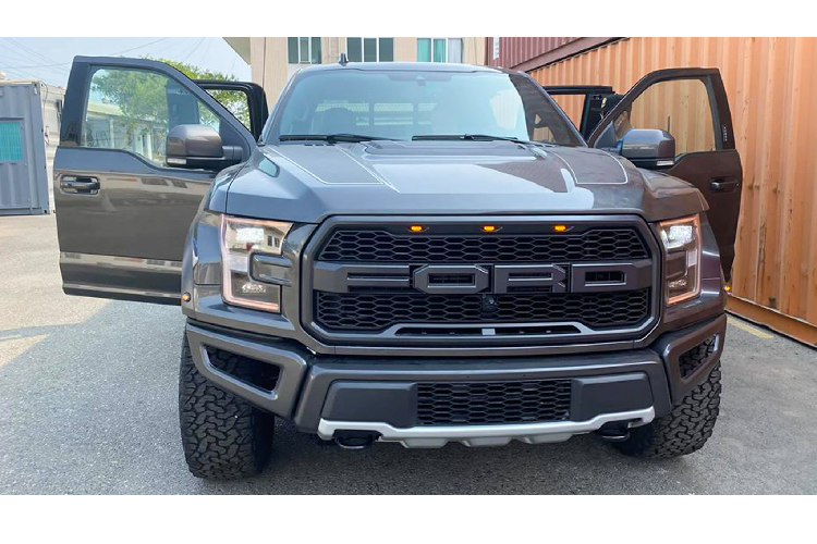 Hiện tại ở Việt Nam, siêu bán tải Ford F-150 Raptor được đưa về nước khá nhiều với số lượng gần 20 chiếc. Tuy nhiên, một người chơi xe muốn khác biệt nên đặt mua bản SuperCab từ Mỹ để đưa về nước.