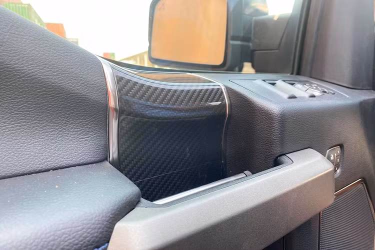 Không có thay đổi về động cơ, “Vua bán tải” Ford F-150 Raptor sử dụng động cơ V6 dung tích 3.5L tăng áp kép (Twin-turbo) EcoBoost cho công suất tối đa 450 mã lực tại 3.500 vòng/phút và mô-men xoắn cực đại 691Nm có được tại 3.500 vòng/phút. Sức mạnh được truyền xuống bốn bánh thông qua hộp số tự động 10 cấp (10AT SelectShift).