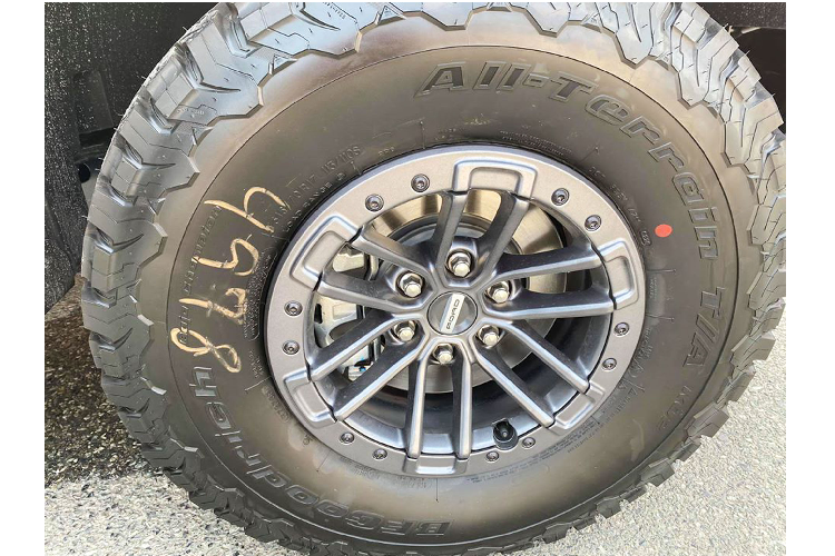 Hệ thống treo trước của F-150 Raptor sử dụng kiểu cánh tay đòn kép (double-wishbone) độc lập, treo trước sau được trang bị Tiêu Chuẩn phuộc FOX Racing Shox sử dụng công nghệ “Live-Valve” mới mà Ford Performance hợp tác cùng với FOX Racing phát triển.