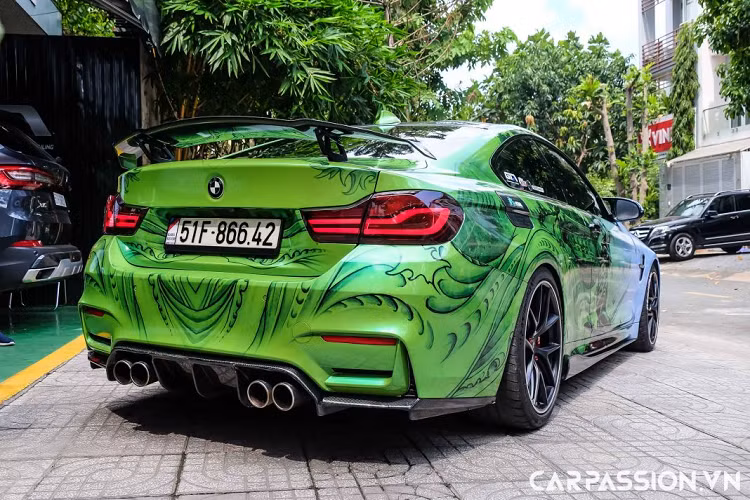 Hơn nữa, sự khác biệt trong thiết kế ngoại thất giữa 428i và M4 F80 cũng không quá lớn nên những người chơi xe hoàn toàn có thể lựa chọn nâng cấp một bộ Bodykit theo phong cách của M4 F82. Chiếc xe dưới đây đã được chủ sở hữu lựa chọn nâng cấp bodykit của BMW M4 F82 với các phụ tùng chính hãng, từ đó đem lại sự chính xác cũng như độ hoàn thiện cao cho phiên bản độ.