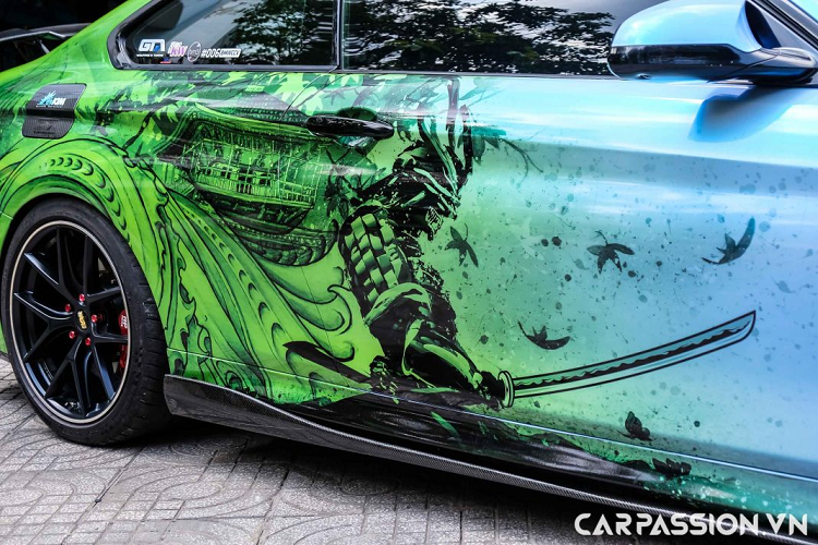 Chủ sở hữu của chiếc 428i này còn lựa chọn cho chiếc xe những chi tiết nâng cấp trong khoang nội thất theo phong cách M4 phối hai tông màu đỏ – đen đầy thể thao. Xe đã được nâng cấp các chi tiết như tay nắm bọc da Merino, táp-lô bọc da Merino của BMW M4, các chi tiết ốp carbon đầy thể thao trong khoang nội thất, vô lăng LED Racing bọc da Alcanara đầy thể thao, lẫy chuyển số được làm bằng chất liệu carbon. Phần trần xe cũng đã được bọc da Alcantara, thêm vào đó là các chi tiết như cần số của M Performance, nút hiệu chỉnh chức năng của M Performance.