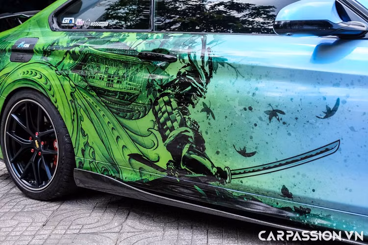 Chủ sở hữu của chiếc 428i này còn lựa chọn cho chiếc xe những chi tiết nâng cấp trong khoang nội thất theo phong cách M4 phối hai tông màu đỏ – đen đầy thể thao. Xe đã được nâng cấp các chi tiết như tay nắm bọc da Merino, táp-lô bọc da Merino của BMW M4, các chi tiết ốp carbon đầy thể thao trong khoang nội thất, vô lăng LED Racing bọc da Alcanara đầy thể thao, lẫy chuyển số được làm bằng chất liệu carbon. Phần trần xe cũng đã được bọc da Alcantara, thêm vào đó là các chi tiết như cần số của M Performance, nút hiệu chỉnh chức năng của M Performance.