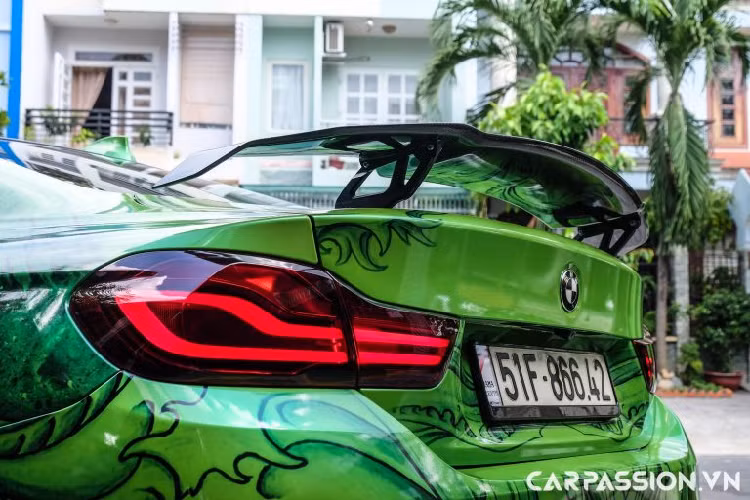 Ngoài ra, chiếc 428i còn được trang bị hệ thống xả Meisterchaft với downpipe đến từ thương hiệu AR. Xe được trang bị hệ thống phuộc nâng hạ chỉnh cơ KW V3. Thêm vào đó, chiếc 428i độ này còn sở hữu một số chi tiết độ ở ngoại thất như phần nóc xe bằng chất liêu carbon, líp trước bằng carbon của BMW M4 CS hay cả tay nắm cửa Comfort Access – chi tiết không được trang bị trên BMW 4 Series phiên bản gốc.