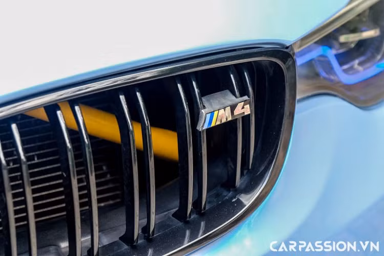 Ngoài ra, chiếc xe đã được độ công suất tăng thêm gần 100 mã lực so với nguyên bản. Có thể thấy, chiếc xe đã được chủ nhân lựa chọn một cách chi tiết, tỉ mỉ các phụ tùng, phụ kiện cũng như các trang bị về công nghệ, đầu tư nhiều công sức cũng như niềm đam mê để có thể tạo ra một bản độ tâm huyết và mang đậm dấu ấn cá nhân. Thời điểm mới ra mắt tại Việt Nam, giá xe BMW 4 Series khoảng hơn 2 tỷ đồng.