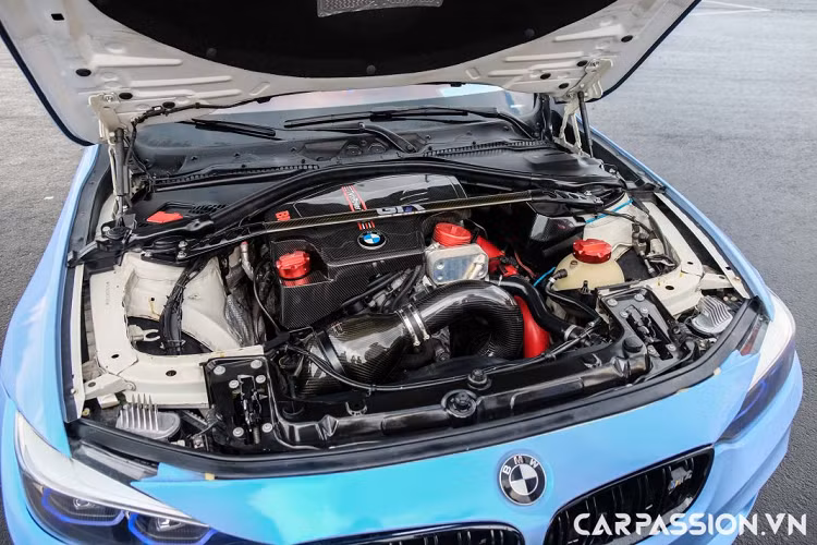 Để hoàn thiện cho bản độ đầy tâm huyết này, chủ nhân của chiếc xe cũng không quên “nâng cấp” về mặt động cơ để khiến chiếc xe trở nên mạnh hơn so với nguyên bản. Xe được trang bị lọc gió Eventuri bằng carbon được nhập từ Ý có giá gần 100 triệu, ống dẫn khí nạp của BMS, Methanol Kit loại bình lớn, thành giằng carbon, nắp máy ốp động cơ bằng chất liệu carbon, két nước giải nhiệt lớn từ thương hiệu Wager. Ngoài ra, xe đã được remap ECU Bootmod3, remap hộp số xHP Flashtool.