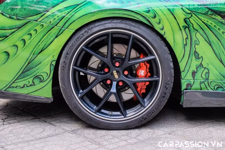 Thoạt nhìn, chiếc xe cực kỳ nổi bật với lớp áo được phối giữa hai tông màu xanh da trời và xanh lá cây. Trên nền hiệu ứng chuyển hai tông màu, chủ sở hữu đã lựa chọn họa tiết về một chiến binh Samurai được vẽ trắng đen đặt giữa đường chuyển màu trên phần thân xe.