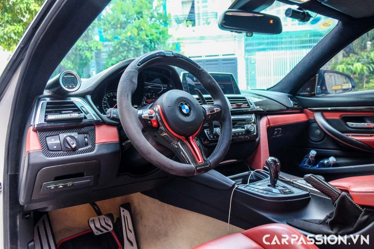 Khoang nội thất còn sở hữu một số chi tiết nâng cấp về mặt kĩ thuật như màn hình NPT G12 cảm ứng, hệ thống cảnh báo làn đường, hệ thống phanh tự động, hệ thống cảnh báo điểm mù trên vô lăng và kính chiếu hậu, trang bị HUD hiển thị trên kính lái, hệ thống nhận diện biển báo tốc độ và cảnh báo cấm vượt. Ngoài ra, xe được trang bị ăng-ten ATM hỗ trợ đọc map, cảm biến áp suất lốp, camera 270 độ cùng camera lùi iCam và hệ thống loa Harman Kardon logic 7.1 với 16 loa quanh xe.