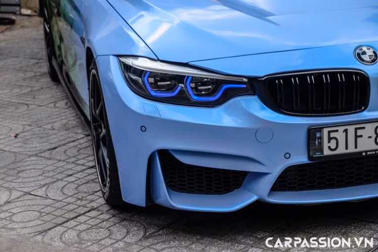 Bên cạnh việc nâng cấp các chi tiết nhằm thay đổi ngoại hình theo phong cách M4, chiếc xe đã được chủ sở hữu nâng cấp chuyên sâu với các phụ kiện như hệ thống chiếu sáng với đèn Adaptive LED M4 LCI đổi màu, phần cản sau cũng được trang bị đèn hậu chiếu sáng dạng LED của M4.